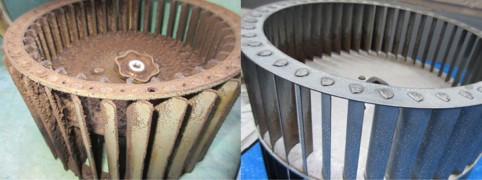 換気扇のシロッコファン。左が清掃前で油汚れがこびりつき、右が清掃後で羽根の汚れが落ちている