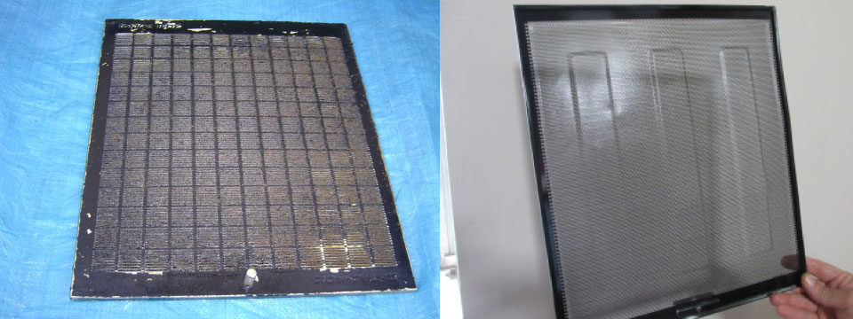 金属製のフィルター。左が清掃前で網目が汚れでふさがり、右が清掃後で網目が見える状態